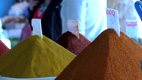 Stapel-von-traditionellen-marokkanischen-Gewürzen