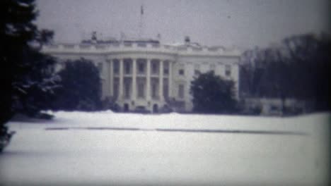 1972:-Whitehouse-schneebedeckten-Rasen-im-Winter.