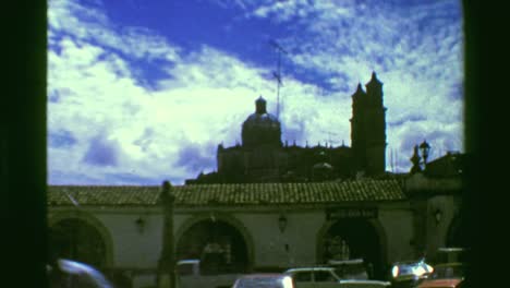 1978:-alte-Stadtzentrum-Tauchen-Taxi-Windschutzscheibe-Blick-Torbogen-Steinbauten.