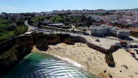 Menschen-am-Strand-in-der-Nähe-von-Klippen-Lagos-Luftbild