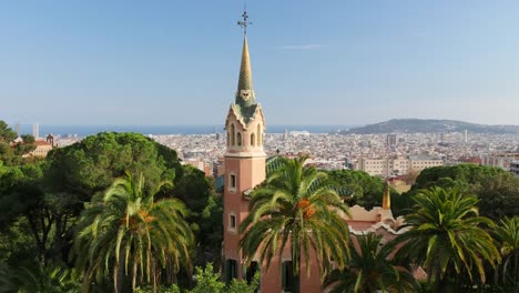 Schwenkende-Aufnahme-der-Skyline-von-Barcelona.--Blick-vom-Guell-Park