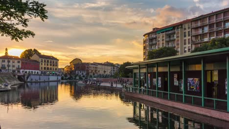 Italia-al-atardecer-Milán-ciudad-famosa-darsena-canal-puente-panorama-4k-lapso-de-tiempo