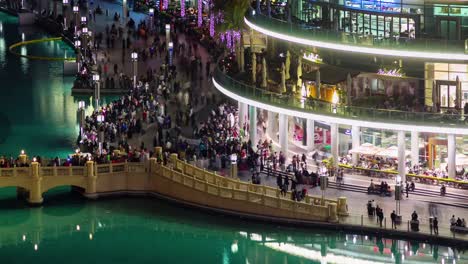 fuente-de-famoso-centro-comercial-atestado-de-dubai-de-noche-la-bahía-4-k-tiempo-lapso-Emiratos-Árabes-Unidos