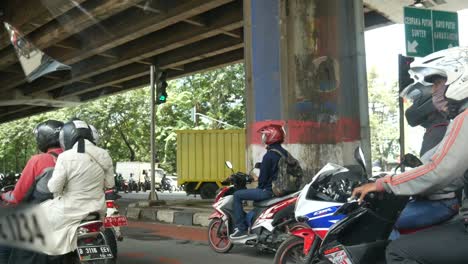 Motocicletas-en-la-carretera-en-Yakarta