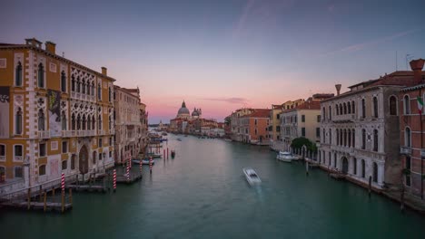 Italien-Sonnenuntergang-berühmten-Venedig-Stadt-Grand-Canal-Santa-Maria-della-Salute-Panorama-4k-Zeitraffer