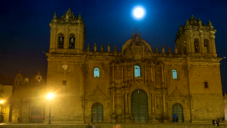 Zeitraffer-der-Vollmond-steigt-auf-Kathedrale-von-Cusco-in-Peru