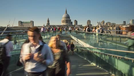 London,-Menschen,-die-Themse-auf-Millennium-Bridge-überqueren