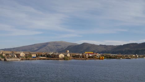 Ansicht-der-Uros-schwimmende-Schilfinseln-mit-Booten,-geheimnisvollen-Titicacasee,-Puno-Region,-Peru