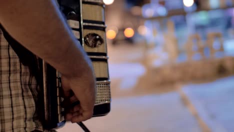 Mann-spielt-Akkordeon-auf-der-Straße-und-verdient-Geld