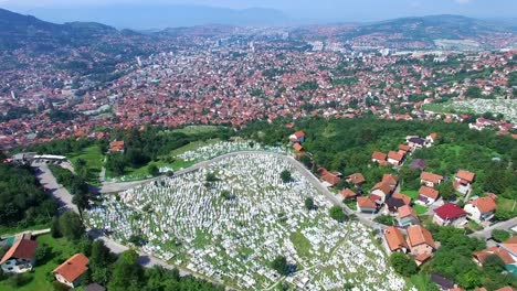 Volando-sobre-la-ciudad-de-Bosnia-con-cementerios-musulmanes