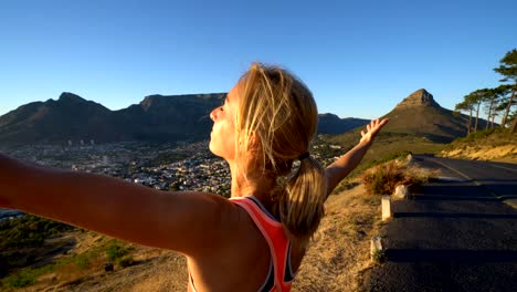 Gesunde-sportliche-junge-Frau-ausgestreckten-bei-Sonnenaufgang