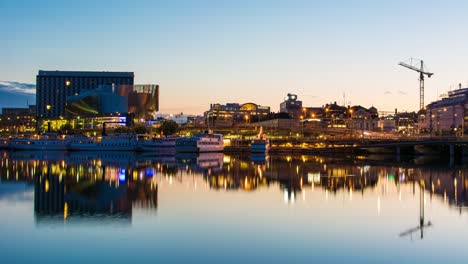 Oficina-de-Estocolmo-frente-al-mar-edificio-tarde-noche-de-verano-4K-lapso-de-tiempo.-Ciudad-capital-de-Suecia,-grúa-torre,-reflejo-en-el-agua