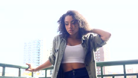 Chica-afroamericana-en-escena-urbana---balcón-en-el-centro-de-la-ciudad