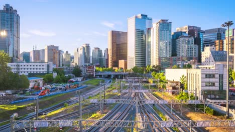 Tráfico-de-lapso-de-tiempo-y-la-arquitectura-en-la-estación-de-Seou-ciudad-de-Seúl,-Korea.Zoom-del-sur-en