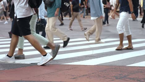 Menschen-zu-Fuß-auf-den-Zebrastreifen-(Slow-Motion-Video)-Shibuya-im-Sommer