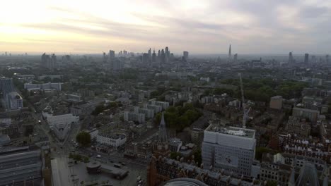 Aerial-View-London-Sunrise-Stadtbild-Wahrzeichen-und-Kings-Cross-St.-Pancras-International-Station