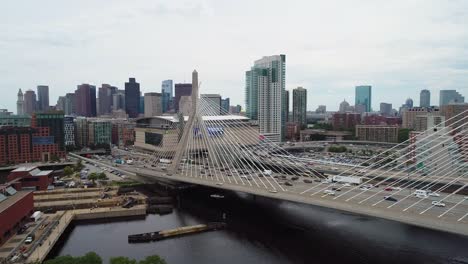 Toma-aérea-de-la-Leonard-Zakim-puente-y-el-río-Charles-de-Boston