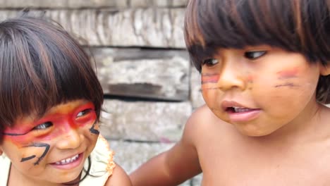 Lindo-niño-brasileño-nativo-de-Tupi-Guarani-tribu,-Brasil