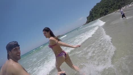 Couple-having-fun-on-the-beach