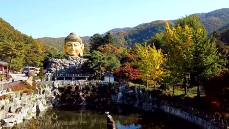 Otoño-de-vista-aérea-de-la-estatua-de-Buda-en-templo-de-Wawoo,-Yong-in,-Corea