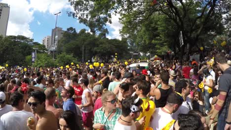 Brasilianische-Volk-feiert-Karneval-auf-Straße