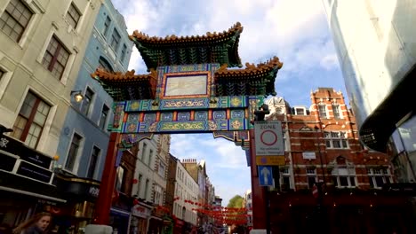 Atemberaubende-Chinatown-Gate-London-Sonne-Touristenmassen