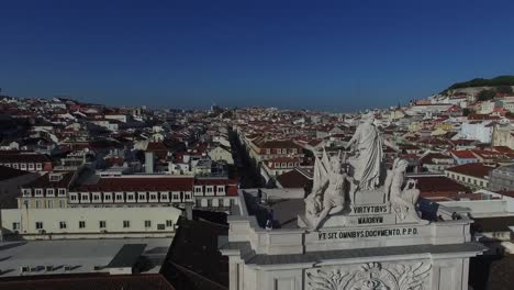 Vuelo-en-Praca-do-Comercio,-Lisboa,-Portugal