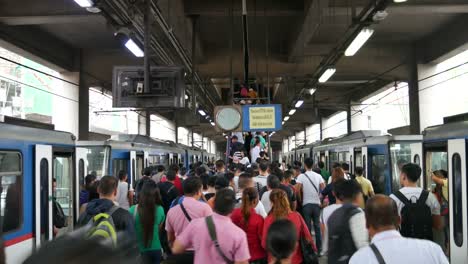 Manila-Rail-Transit-Train-und-Pendler