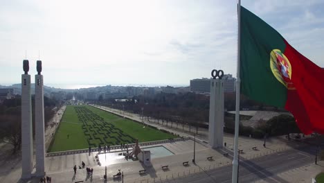 Bandera-de-Portugal-en-el-Parque-Eduardo-VII,-Lisboa,-Portugal