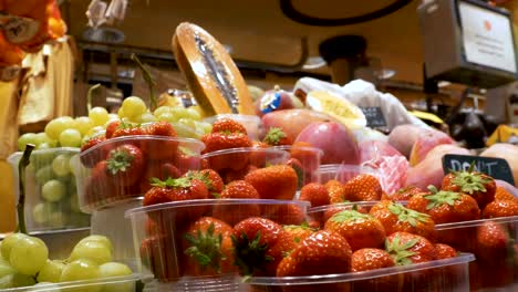 Zähler-mit-Früchten-auf-einem-Markt-in-La-Boqueria.-Barcelona.-Spanien