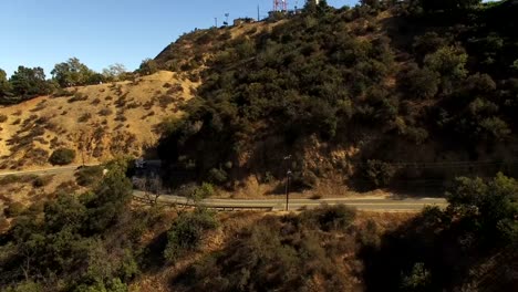 Luftaufnahme-des-Verkehrs-auf-malerischen-Mulholland-Dr.