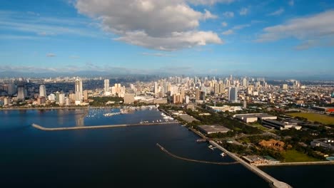 Luftbild-Stadt-mit-Wolkenkratzern-und-Gebäuden.-Philippinen,-Manila,-Makati