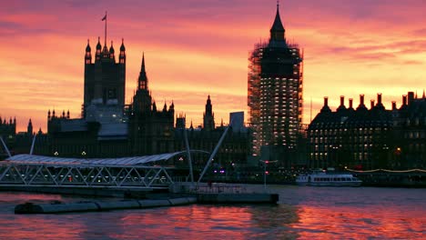 Houses-Of-Parliament-mit-Gerüst-bei-Sonnenuntergang