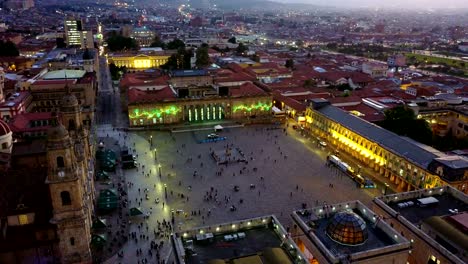 Antenne/Drone-Blick-auf-die-Plaza-de-Bolivar,-La-Candelaria,-Bogotá,-Kolumbien-6