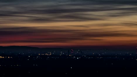 Zeitraffer-der-modernen-Stadt-von-Mailand,-Italien-bei-Sonnenuntergang-vom-Tag-zur-Nacht.-Luftbild