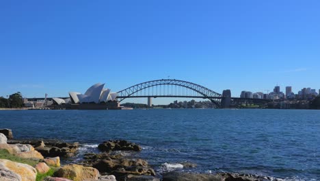 Vista-panorámica-del-puerto-de-Sydney-desde-el-punto-de-señora-Macquarie-en-4k