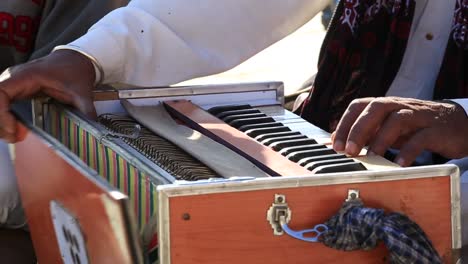 Traditionelle-Musikinstrumente-Harmonium-spielt-in-Jaisalmer,-Rajasthan,-Indien