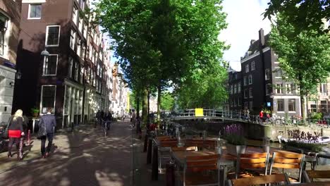 Canal-de-Amsterdam-en-el-final-de-la-jornada