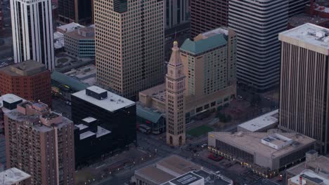 Vista-aérea-de-la-histórica-torre-del-reloj-Daniels-y-pescador-en-Denver