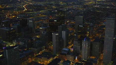 Luftaufnahme-der-Innenstadt-von-Denver-Gebäude-in-der-Nacht