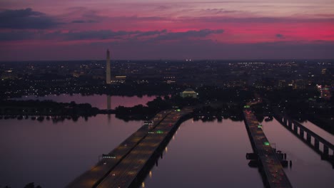 Fliegen-über-dem-Potomac-River-Brücken-mit-Jefferson-Memorial-und-Washington-Monument-in-Ferne.