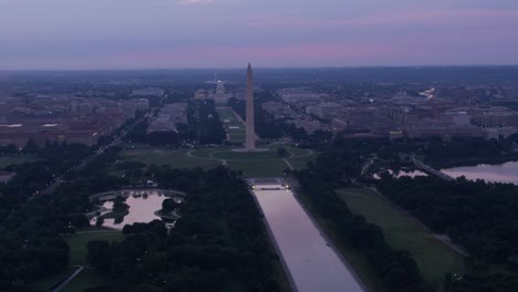 Vista-aérea-del-monumento-a-Washington-con-la-reflexión-en-la-piscina-de-reflejo.