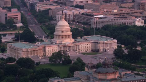 Vista-aérea-del-edificio-Capitol-en-luz-temprano-en-la-mañana.