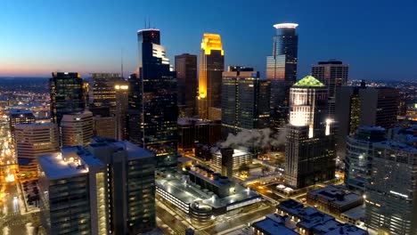 Minneapolis-Skyline-in-der-Abenddämmerung---Antenne-in-4K