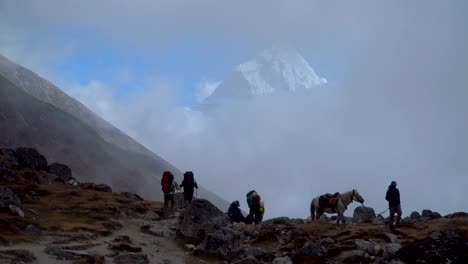 Touristische-und-Porter-im-Himalaya