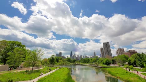 Skyline-von-Chicago-von-Lincoln-Park-Zeitraffer