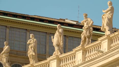 Große-Statuen-auf-die-Tempelmauer-im-Vatikan-Rom-Italien