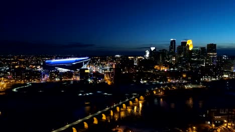 Horizonte-de-Minneapolis-en-la-noche---paisaje-aéreo