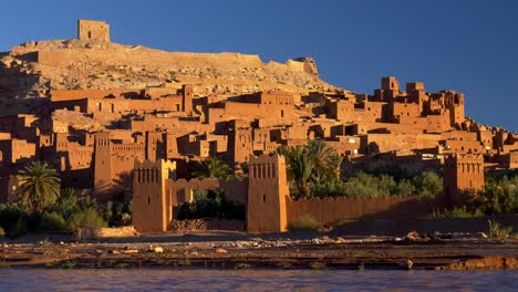 Ksar-Ait-Benhaddou,-Marokko.-Befestigtes-Dorf,-großartiges-Beispiel-der-marokkanischen-irdenen-Ton-Architektur