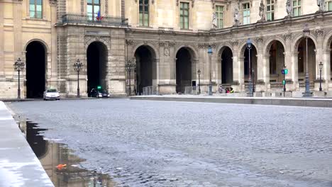 Transport-Verkehr-am-Platz-Place-du-Carrousel-in-der-Nähe-von-Louvre-Museum-in-Richtung-Königspalast